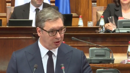 VUČIĆ U SKUPŠTINI VEĆ POLA DANA BEZ PAUZE! Predsednik strpljivo i argumentovano odgovara na svako pitanje već 10 sati!