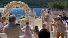 JELENA NA PLAŽI PRAVI HAOS SA MILICOM PAVLOVIĆ Novakova supruga u do sada neviđenom izdanju, potpuno se opustila i skakala (VIDEO)