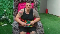 SPASAO SAM TOMU ZDRAVKOVIĆA OD MALTRETIRANJA Evo kako je Kristijan Golubović branio muzičku legendu
