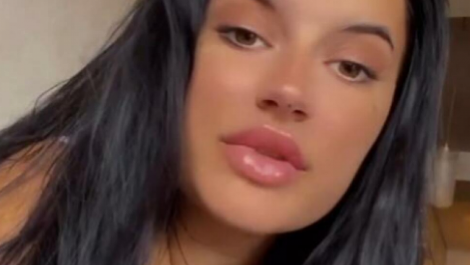 VODITELJ PINKA ŠOKIRAO SVE U STUDIJU! Pročitao intimno pitanje, pevačica izustila samo ovo: Roditelji su mi tu, ne želim da odgovorim!
