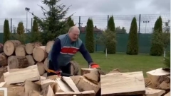 LUKAŠENKO POKAZAO KAKO CEPA DRVA ZA ZIMU: Pomoći ćemo Evropi da se ne smrzne! (VIDEO)
