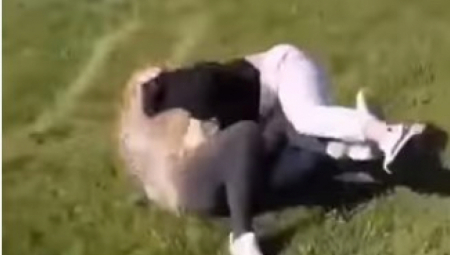 VRŠNJAČKO NASILJE U OSNOVNOJ ŠKOLI  Devojčice se krvnički tukle, ostali prostački navijali (VIDEO)