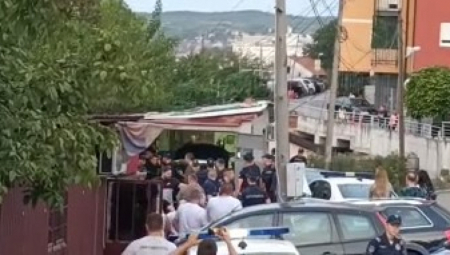 MEHANIČAR OTEO NOŽ, POLICIJA UHAPSILA OTMIČARA Pogledajte kako je okončana talačka kriza na Karaburmi (VIDEO)
