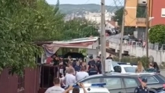 MEHANIČAR OTEO NOŽ, POLICIJA UHAPSILA OTMIČARA Pogledajte kako je okončana talačka kriza na Karaburmi (VIDEO)