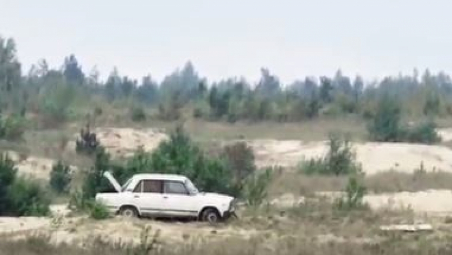 NEUNIŠTIVA LADA! Gađali automobil iz tenka, ono što se desilo sa granatom je neverovatno! (VIDEO)