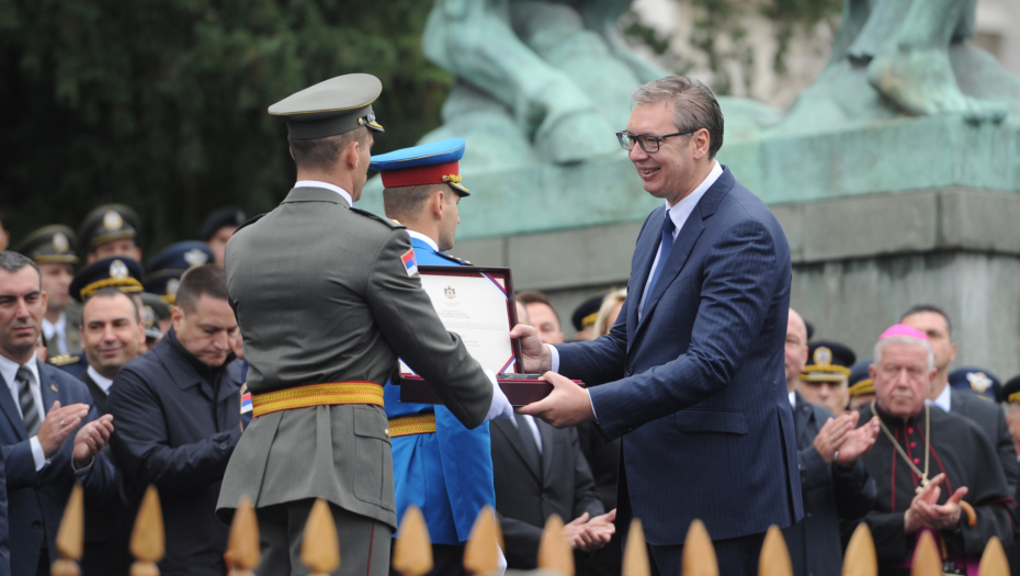 PREDSEDNIK OFICIRIMA VOJSKE SRBIJE UKAZAO VELIKU ČAST Vučić podelio pištolje sa posvetom za najuspešnije