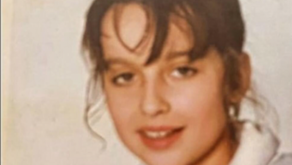 PREPOZNAJETE LI PEVAČICU SA FOTKE? Ćerka je velike folk zvezde, a o njenom razvodu i bujnom poprsju još uvek se priča (FOTO)