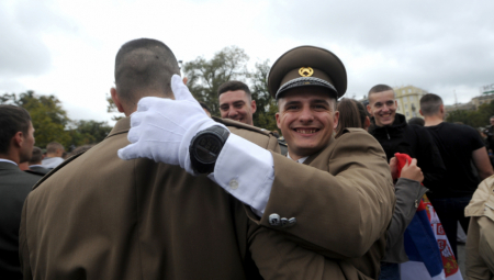 SLUŽIMO SRBIJI! Porodice i prijatelji iz cele Srbije došli u Beograd, ponosni na mlade kadete (FOTO)