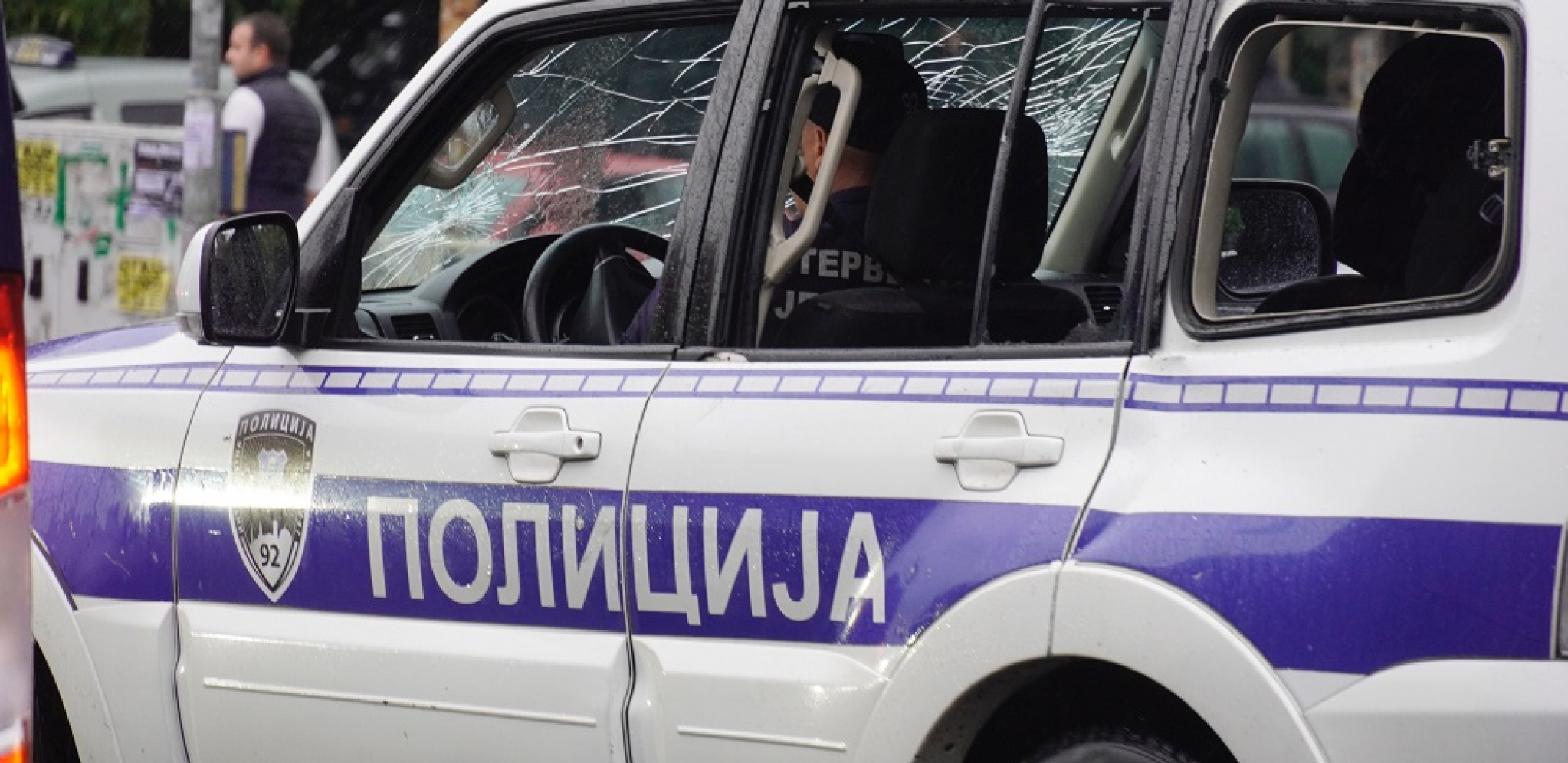 AUTOMOBIL OŠTEĆEN, MOTOR POTPUNO UNIŠTEN Udes u Dunavskoj ulici kod luke Beograd (FOTO)