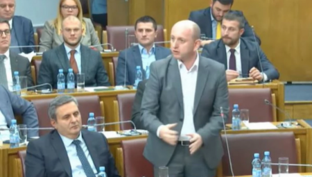 Knežević: Odričem se funkcija predsednika SAD i Rusije