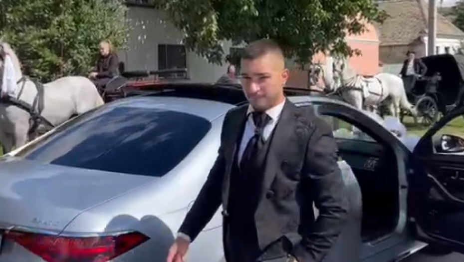 MLADOŽENJA POGODIO JABUKU IZ PRVE! U Titelu ispoštovani svi srpski običaji, svatovi skandirali Bojani da izaže iz kuće (FOTO/VIDEO)