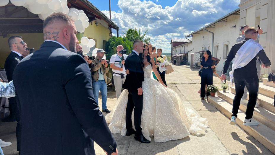BOJANA BLISTA U BELOJ VENČANICI Mlada izašla iz svog doma i sve ostavila bez teksta, Bogdana Ražnatović najveselija (FOTO/VIDEO)