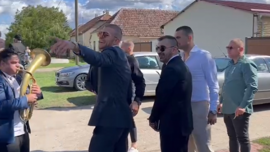 AUTOMOBIL RAŽNATOVIĆA SLETEO SA PUTA Bogdana i Veljko doživeli nezgodu u Titelu (VIDEO)