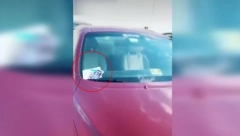 SLUPAO TUĐ AUTO NA PARKINGU Ostavio bezobraznu poruku ispod brisača, ali i neočekivani poklon (VIDEO)
