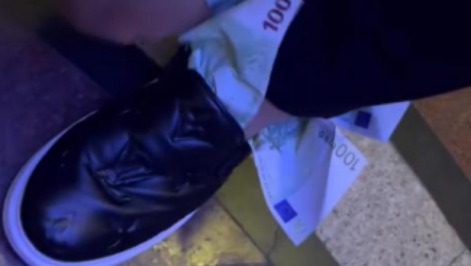 BAKŠIŠ MU GURAJU U ČARAPE Isplivao šok snimak sa nastupa, folker zgrnuo hiljade evra, javnost u neverici (VIDEO)
