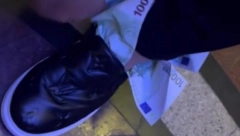 BAKŠIŠ MU GURAJU U ČARAPE Isplivao šok snimak sa nastupa, folker zgrnuo hiljade evra, javnost u neverici (VIDEO)