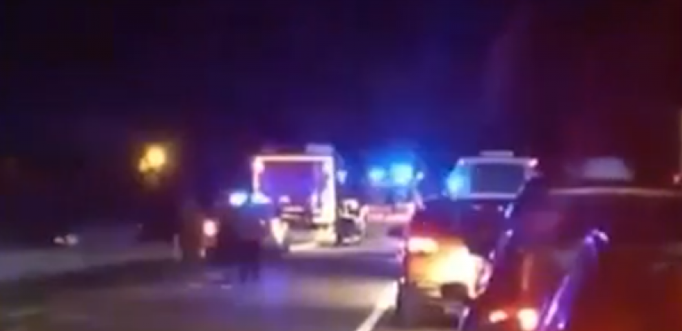 TRI OSOBE POVREĐENE, VATROGASCI SEKLI KOLA Osvanuo snimak jezive nesreće na Zrenjaninskom putu (VIDEO)