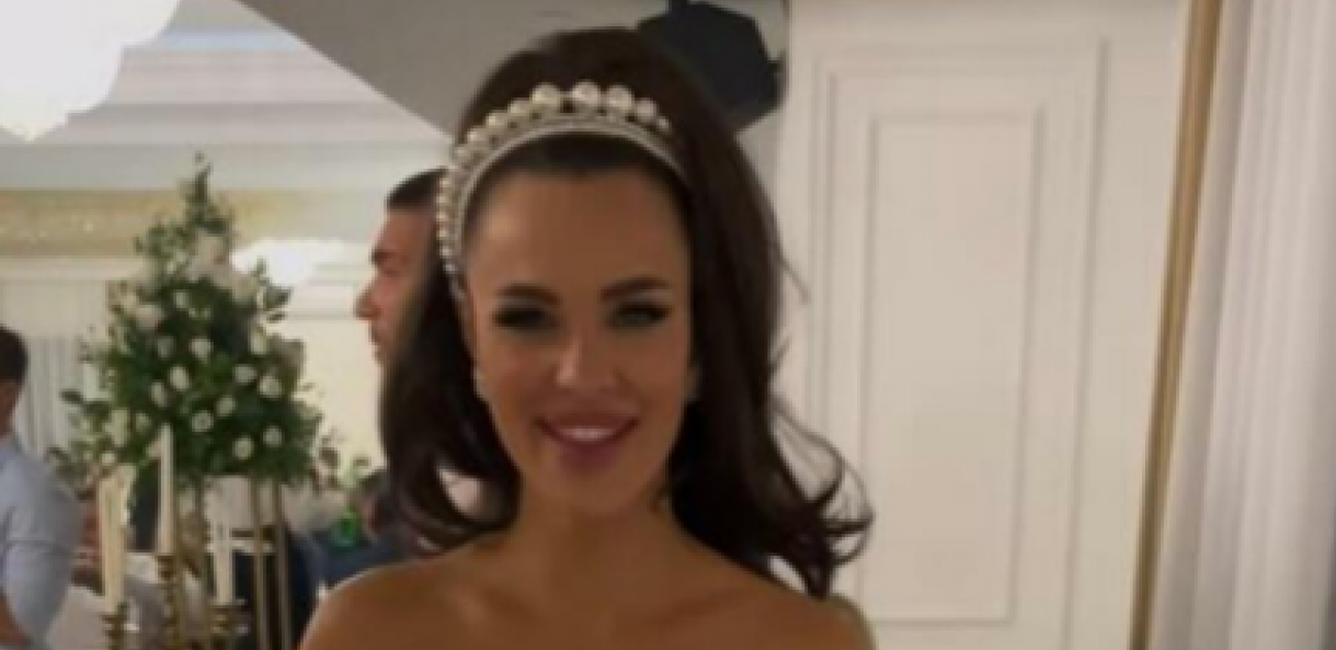 BOJANA ODUŠEVILA DRUGOM VENČANICOM Duboki šlic, gola ramena i dekolte, a dodala i ovaj modni detalj (FOTO)