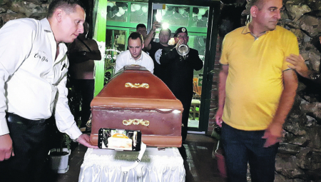 U SLAST POJELI MRTVAČKI SANDUK Na Grobarijadi veselije nego na svadbi