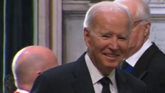 BAJDEN NE ZNA GDE JE LEVO Novi gaf američkog predsednika! Prvo ga odlikovao, a onda šok!