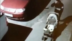 GDE ĆE TI DUŠA Muškarac ukrao dečja kolica u samom centru Beograda! (VIDEO)