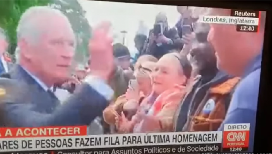 KRALJ ČARLS ODBIO DA SE RUKUJE SA CRNCEM Video koji je podigao na noge ceo svet (VIDEO)