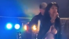ŠOKIRALA Vendi napravila haos na vašaru, plesačica samo u brusu i halterima (VIDEO)
