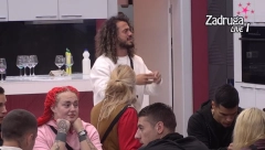 DEČKO JE HOMOSEKSUALAC Poznata pevačica se oglasila nakon što je zadrugar rekao da ga je napastvovala