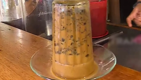 KUPI KHOP KAFA JE POSTALA HIT U SVETU Služi se u čaši okrenutoj naopačke, a evo kako se pije