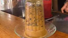 KUPI KHOP KAFA JE POSTALA HIT U SVETU Služi se u čaši okrenutoj naopačke, a evo kako se pije