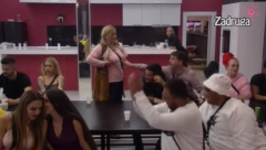 JELENA GOLUBOVIĆ PONOVO POKAZALA GOLE GRUDI Skandalozno ponašanje zadrugarke, učesnici zanemeli od šoka (VIDEO +18)