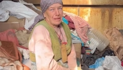 "NEMAM ŠTA DA JEDEM, ŽELUDAC ME BOLI" Baka Ljubinka živi sa divljim svinjama  u šumi, u starom kontejneru