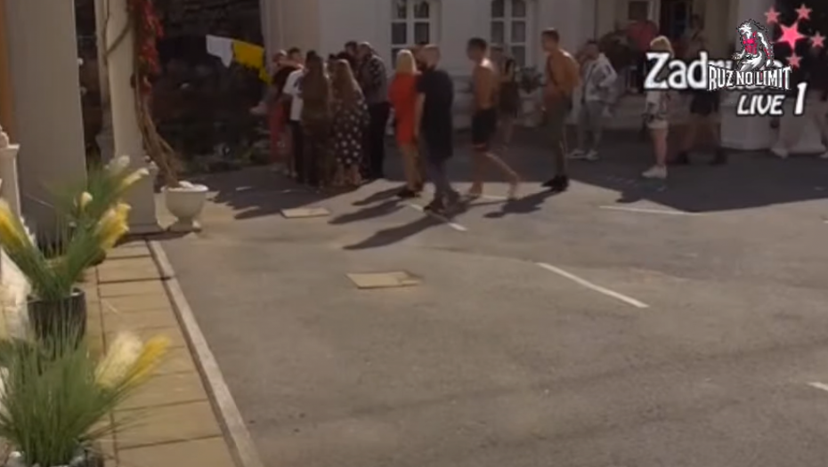 STRAVIČNA SCENA U RIJALITIJU Zadrugarka se onesvestila, obezbeđenje je na rukama iznelo napolje (FOTO)