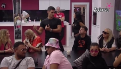 BURNO U ZADRUZI Marković osudio devojke sa kojima se muva što prilaze jedna drugoj, one odmah skočile