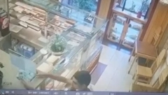 KRIVIČNA PRIJAVA ZA MALOLETNIKA Maskiran i uz pretnju nožem opljačkao dve radnje