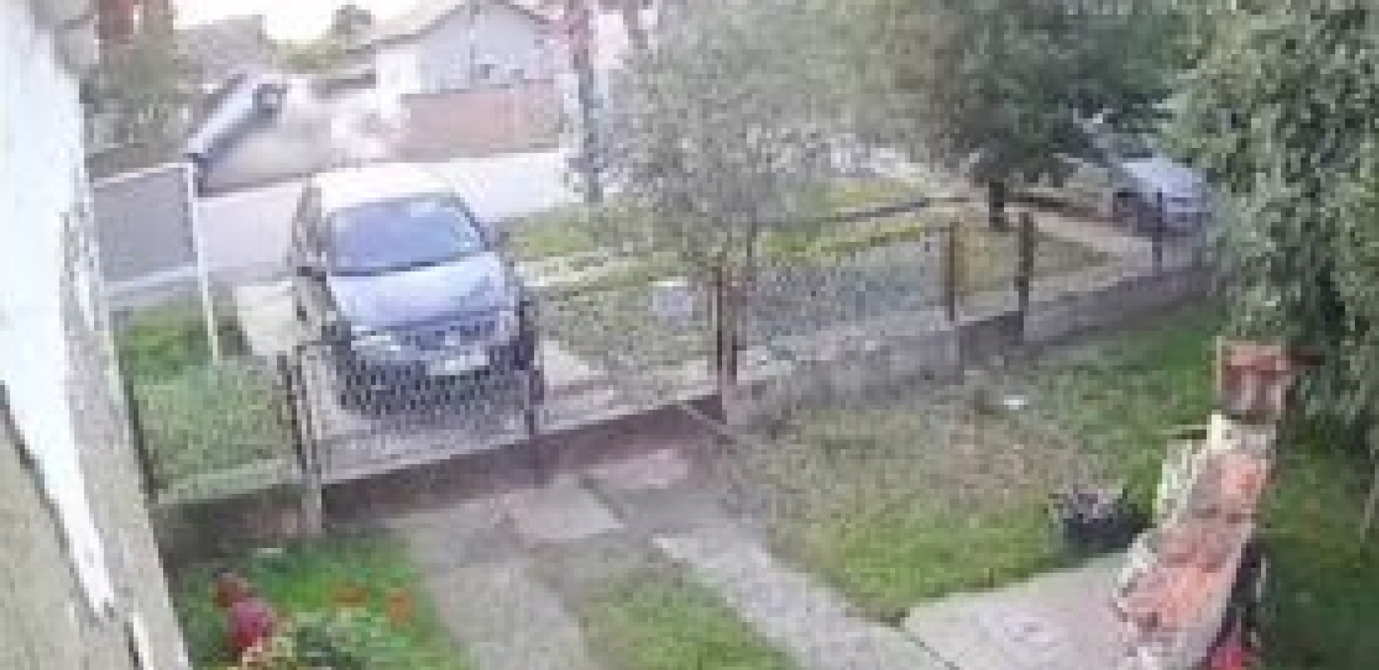 KAO NA FILMU Automobil preleteo preko ograde u Šidu, svi živi i zdravi!  (VIDEO)