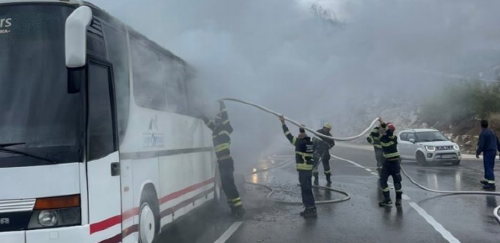 JEZIV PRIZOR KOD KRUŠEVCA Buknuo autobus, vatra progutala celo vozilo