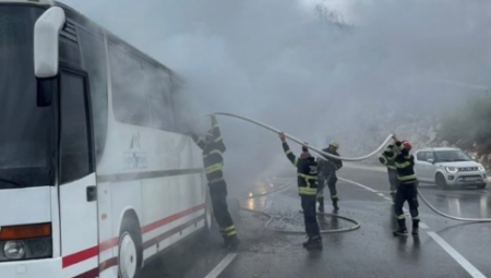JEZIV PRIZOR KOD KRUŠEVCA Buknuo autobus, vatra progutala celo vozilo