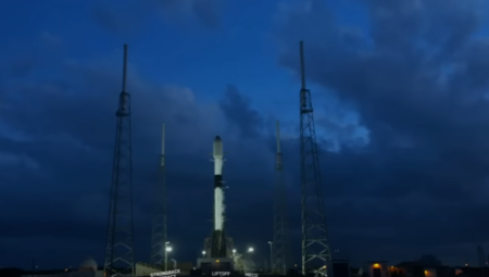 LANSIRANA SA KOSMIČKOG BRODA NOSAČA FALKON 9 Raketa Spejs Eks ponela 52 satelita u svemir