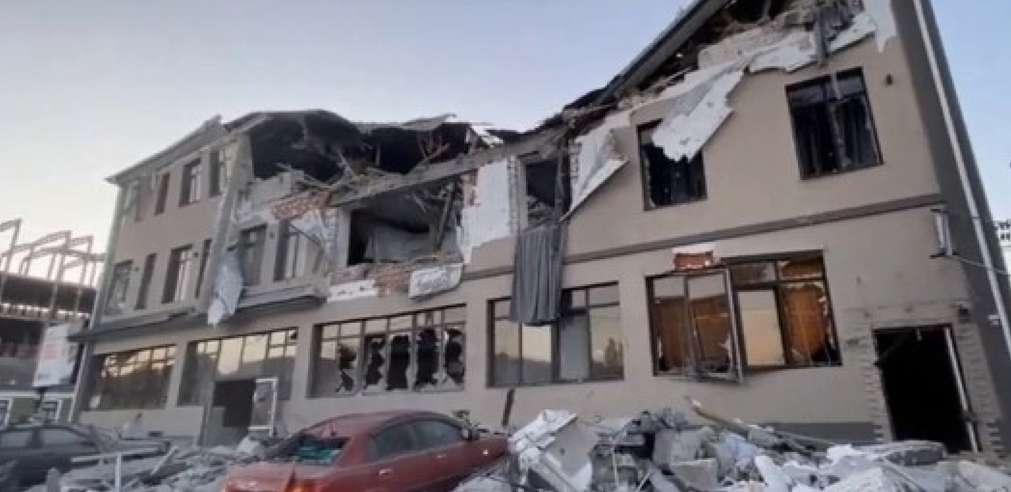 SNIMLJEN TRENUTAK UDARA PROJEKTILA Dvoje mrtvih nakon granatiranja u Hersonu (VIDEO)
