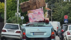 VOZAČ IZ ZEMUNA "REŠIO" GRAVITACIJU Natovario auto i vezao kanapom, prolaznici ostali u čudu! (FOTO)