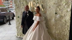 PRVE FOTOGRAFIJE MLADENACA Mihajlo Šaulić ne skida osmeh sa lica, a mlada blista u glamuroznoj venčanici (FOTO)