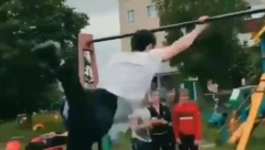 OVAJ DEČKO JE SA DRUGE PLANETE Uradio seriju nemogućih zgibova, a na kraju uradio nešto neverovatno (VIDEO)