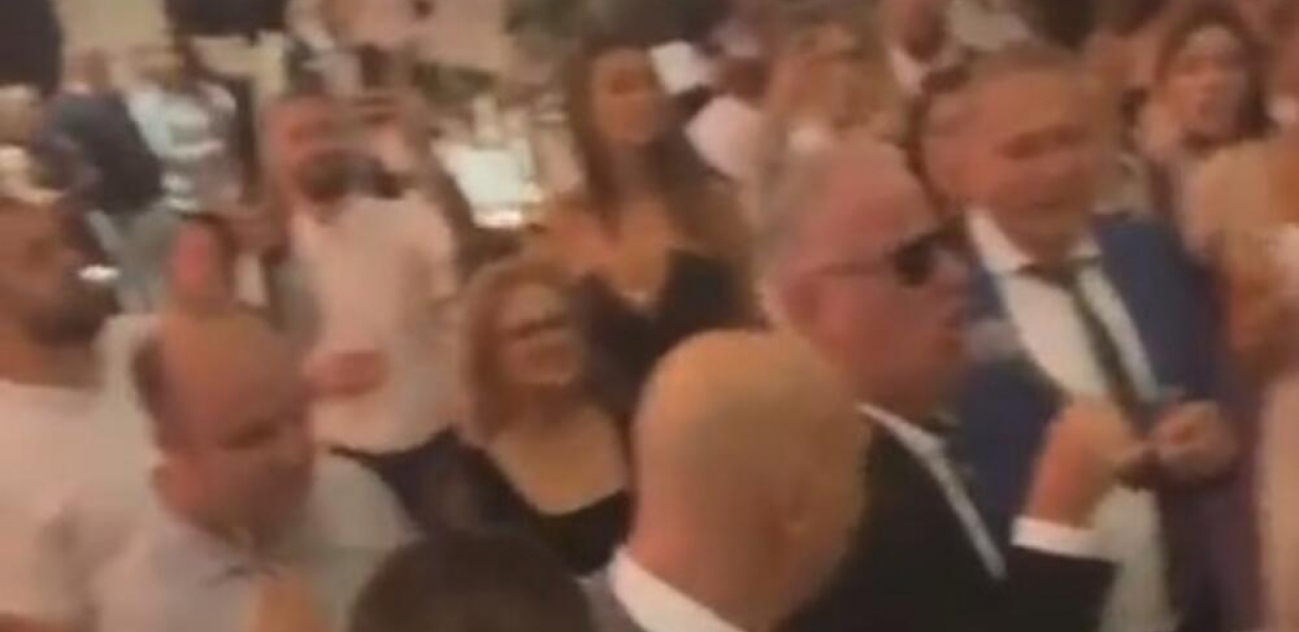 POBEDNICA ZADRUGE NA SVADBI ŠABANOVOG SINA Saša Matić joj peva na uvce, ona snima, a evo i ko joj je pravio društvo (FOTO)