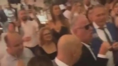 POBEDNICA ZADRUGE NA SVADBI ŠABANOVOG SINA Saša Matić joj peva na uvce, ona snima, a evo i ko joj je pravio društvo (FOTO)