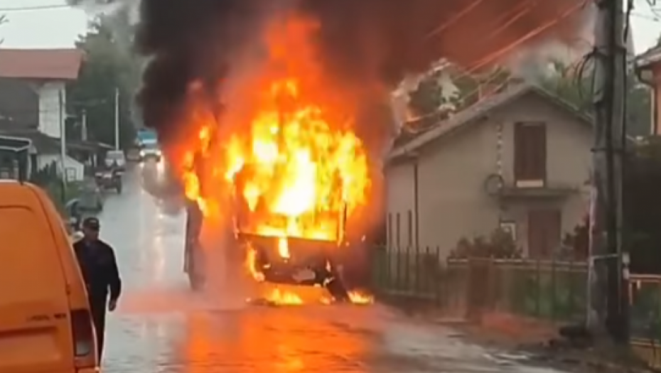 GORI AUTOBUS U RIPNJU Vatrena stihija progutala vozilo, buktinja na sve strane (VIDEO)