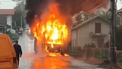 GORI AUTOBUS U RIPNJU Vatrena stihija progutala vozilo, buktinja na sve strane (VIDEO)