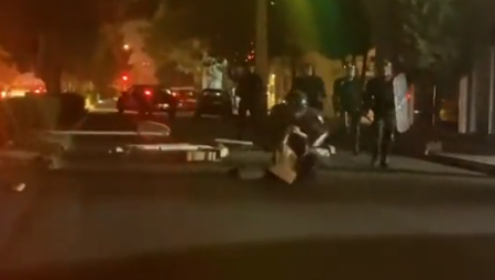 ŠOKANTAN PRIZOR IZ IRANA Policajci brutalno prebili ženu (UZNEMIRUJUĆI VIDEO)