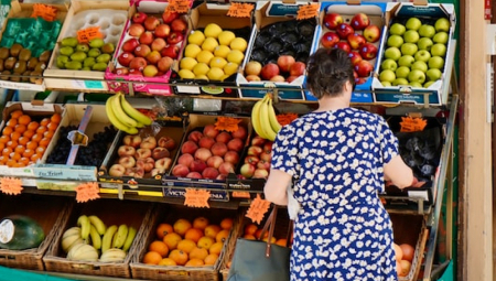 OBRATITE PAŽNJU KADA KUPUJETE VOĆE I POVRĆE NA PIJACI: Nutricionista otkriva šta je ključno da znate