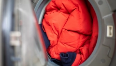 KAKO DA PRAVILNO OPERETE ZIMSKU JAKNU Ovo je jedini način, nećete morati da se brinete da li će se pohabati i oštetiti